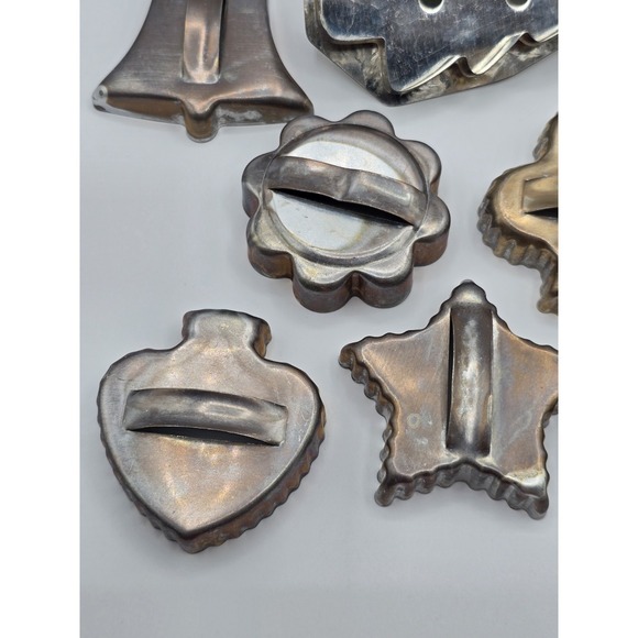 Vtg Lot Cookies Cutters Handles Metal Tree Bell Heart Spade Diamond - Picture 2 of 9